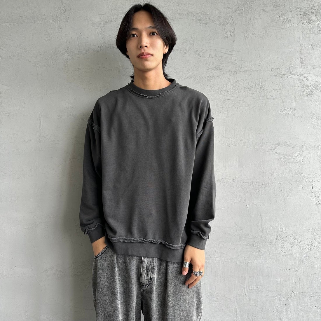 ONEITA [オニータ] 別注 インサイドアウト クルーネックスウェット [2423-442IN-JF] CHARCOAL &&モデル身長：179cm 着用サイズ：M&&