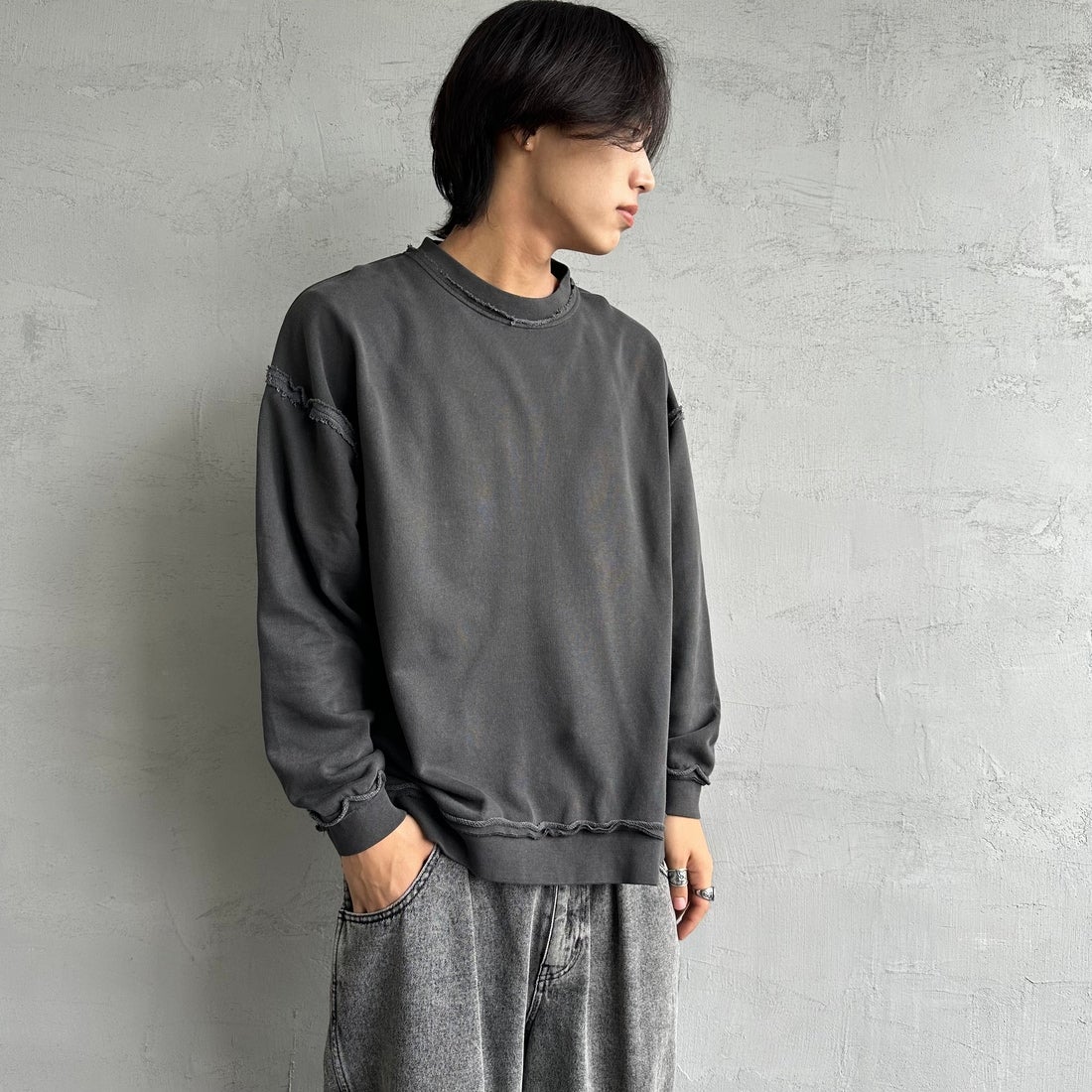 ONEITA [オニータ] 別注 インサイドアウト クルーネックスウェット [2423-442IN-JF] CHARCOAL &&モデル身長：179cm 着用サイズ：M&&