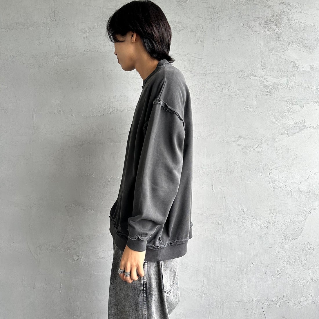 ONEITA [オニータ] 別注 インサイドアウト クルーネックスウェット [2423-442IN-JF] CHARCOAL &&モデル身長：179cm 着用サイズ：M&&