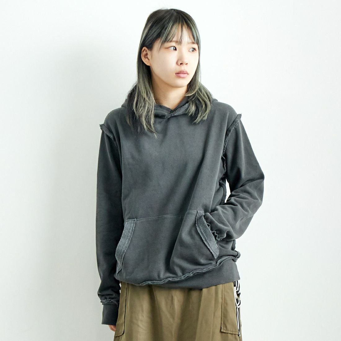 ONEITA [オニータ] 別注 インサイドアウト スウェットパーカー [2423-441IN-JF] CHARCOAL &&モデル身長：167cm 着用サイズ：S&&