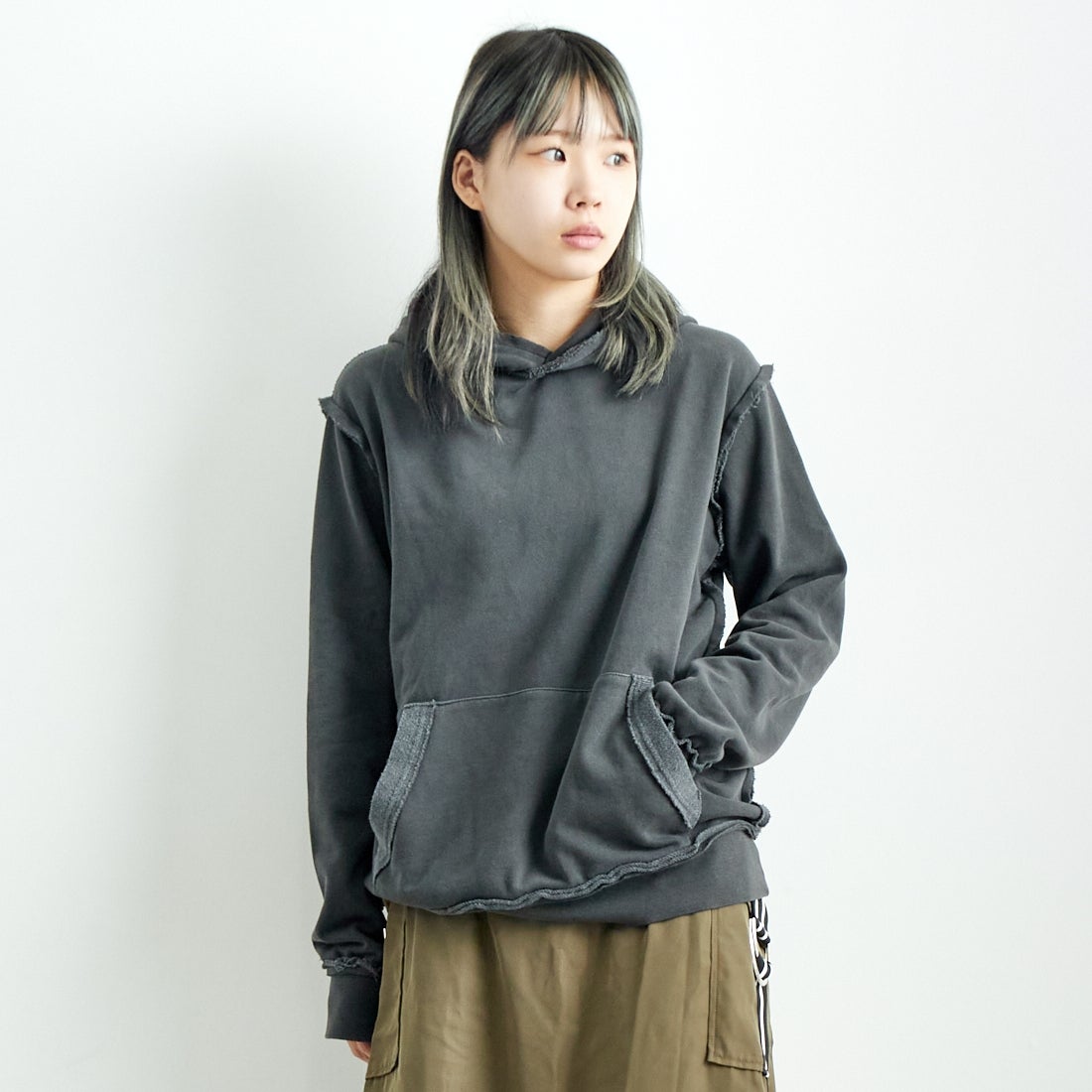 ONEITA [オニータ] 別注 インサイドアウト スウェットパーカー [2423-441IN-JF] CHARCOAL &&モデル身長：167cm 着用サイズ：S&&