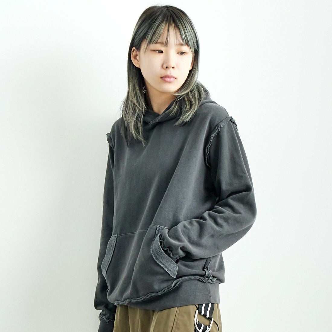 ONEITA [オニータ] 別注 インサイドアウト スウェットパーカー [2423-441IN-JF] CHARCOAL &&モデル身長：167cm 着用サイズ：S&&