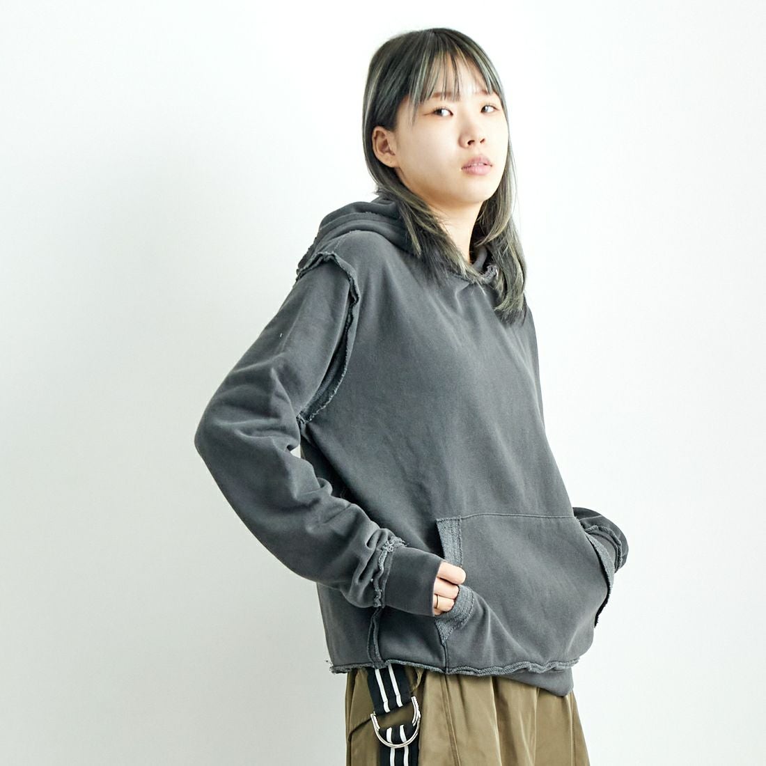 ONEITA [オニータ] 別注 インサイドアウト スウェットパーカー [2423-441IN-JF] CHARCOAL &&モデル身長：167cm 着用サイズ：S&&