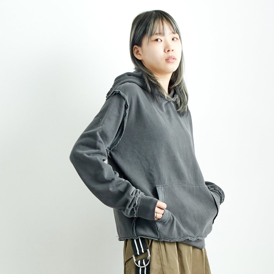 ONEITA [オニータ] 別注 インサイドアウト スウェットパーカー [2423-441IN-JF] CHARCOAL &&モデル身長：167cm 着用サイズ：S&&