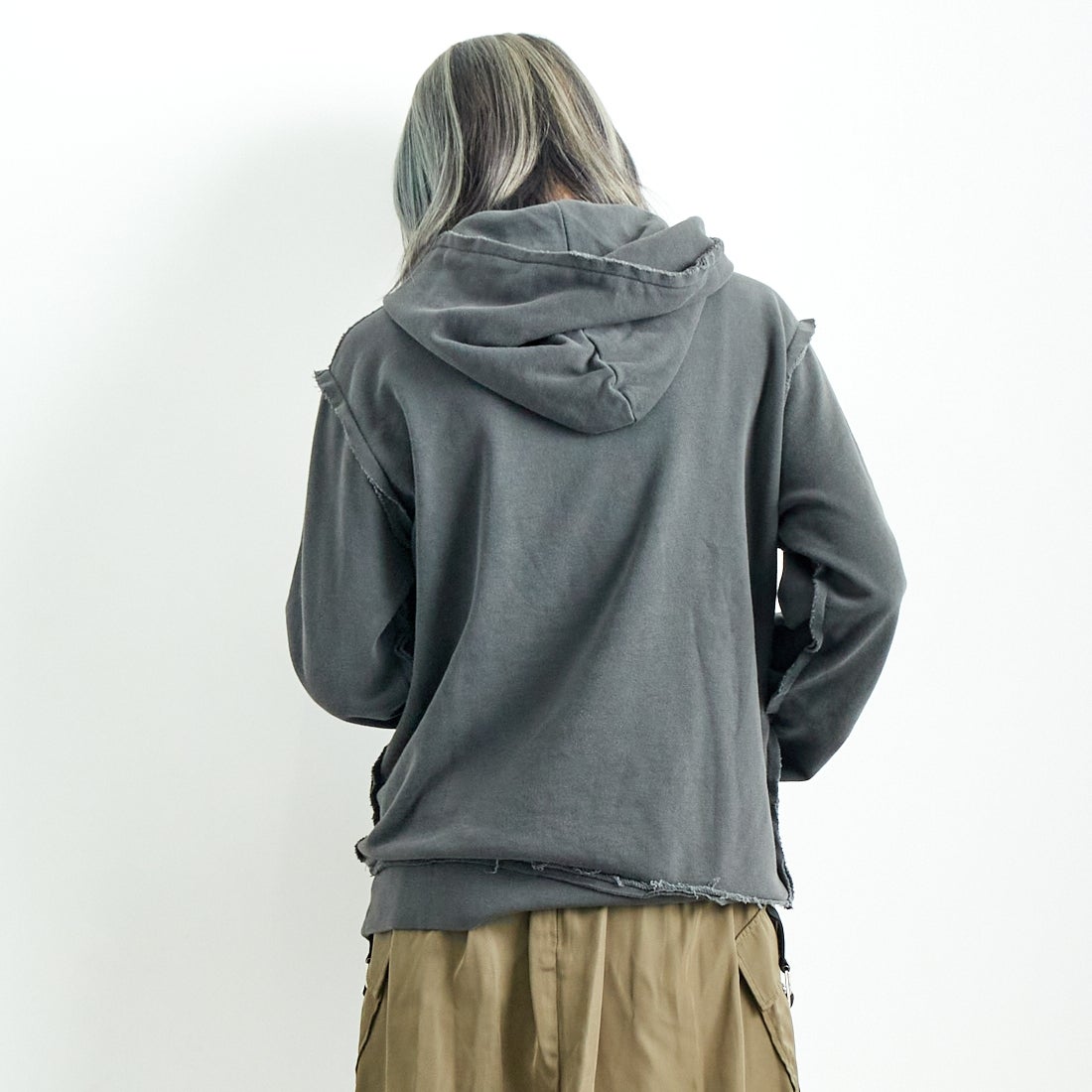 ONEITA [オニータ] 別注 インサイドアウト スウェットパーカー [2423-441IN-JF] CHARCOAL &&モデル身長：167cm 着用サイズ：S&&