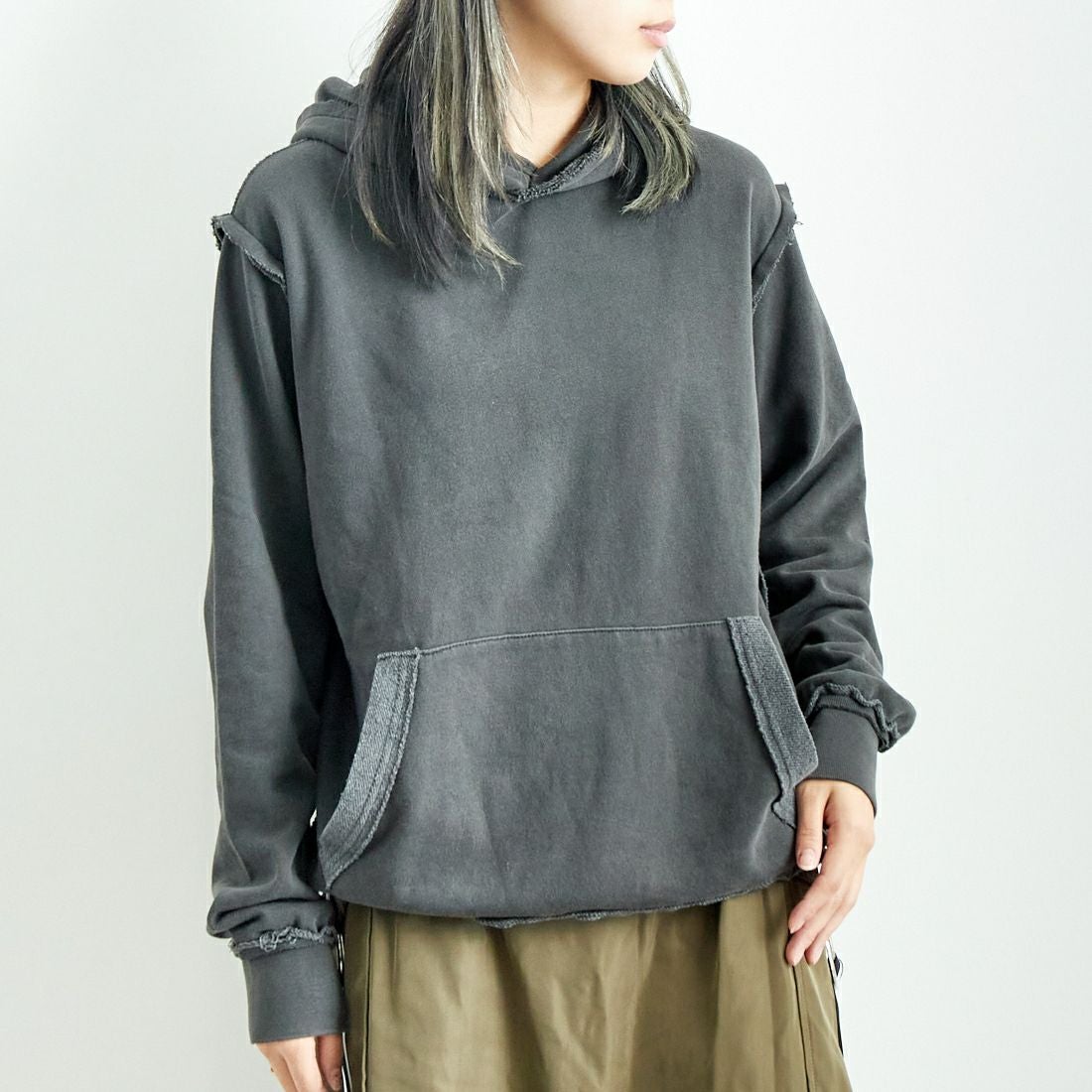 ONEITA [オニータ] 別注 インサイドアウト スウェットパーカー [2423-441IN-JF] CHARCOAL &&モデル身長：167cm 着用サイズ：S&&