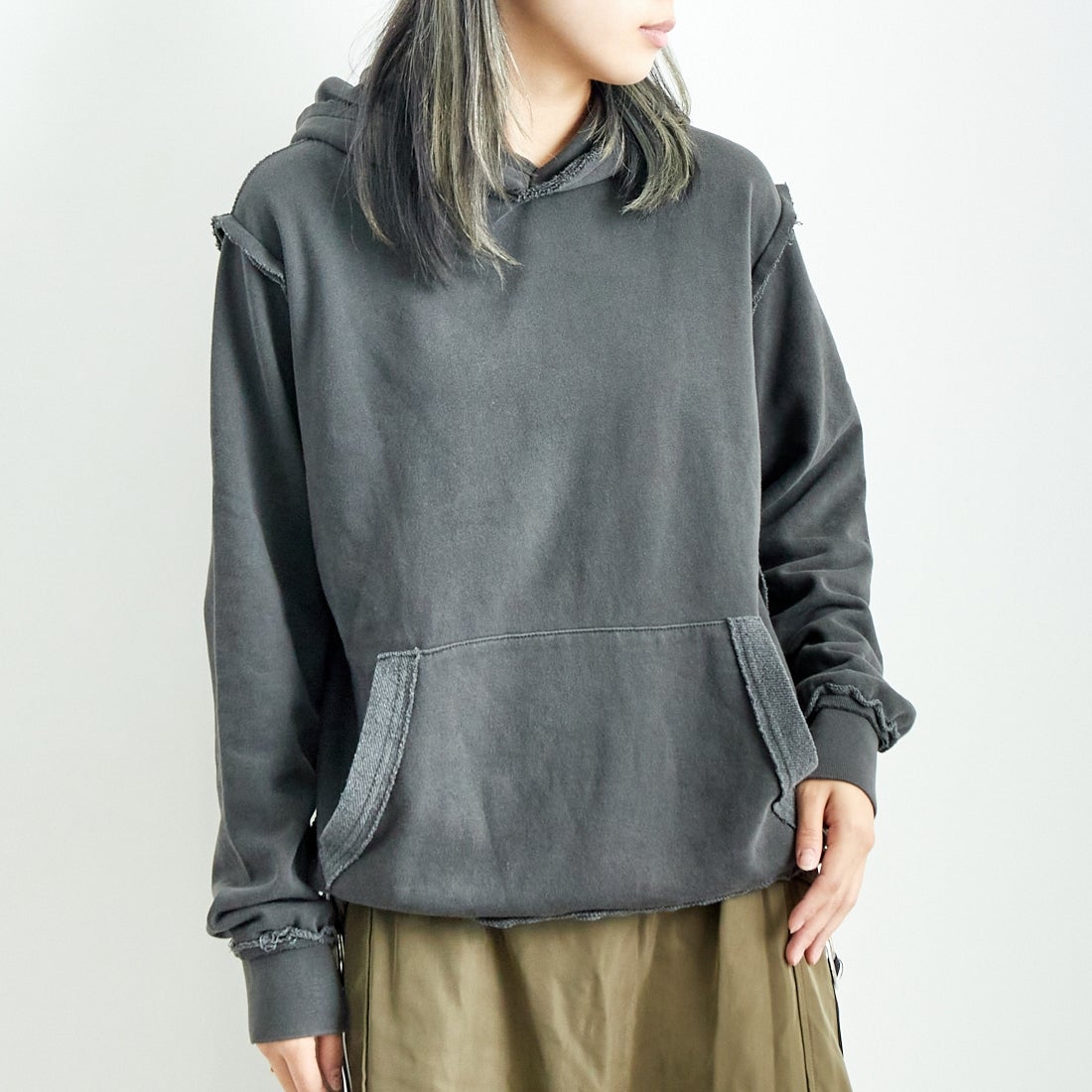 ONEITA [オニータ] 別注 インサイドアウト スウェットパーカー [2423-441IN-JF] CHARCOAL &&モデル身長：167cm 着用サイズ：S&&