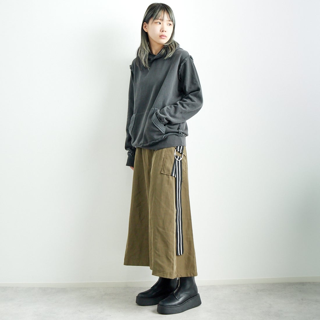 ONEITA [オニータ] 別注 インサイドアウト スウェットパーカー [2423-441IN-JF] CHARCOAL &&モデル身長：167cm 着用サイズ：S&&