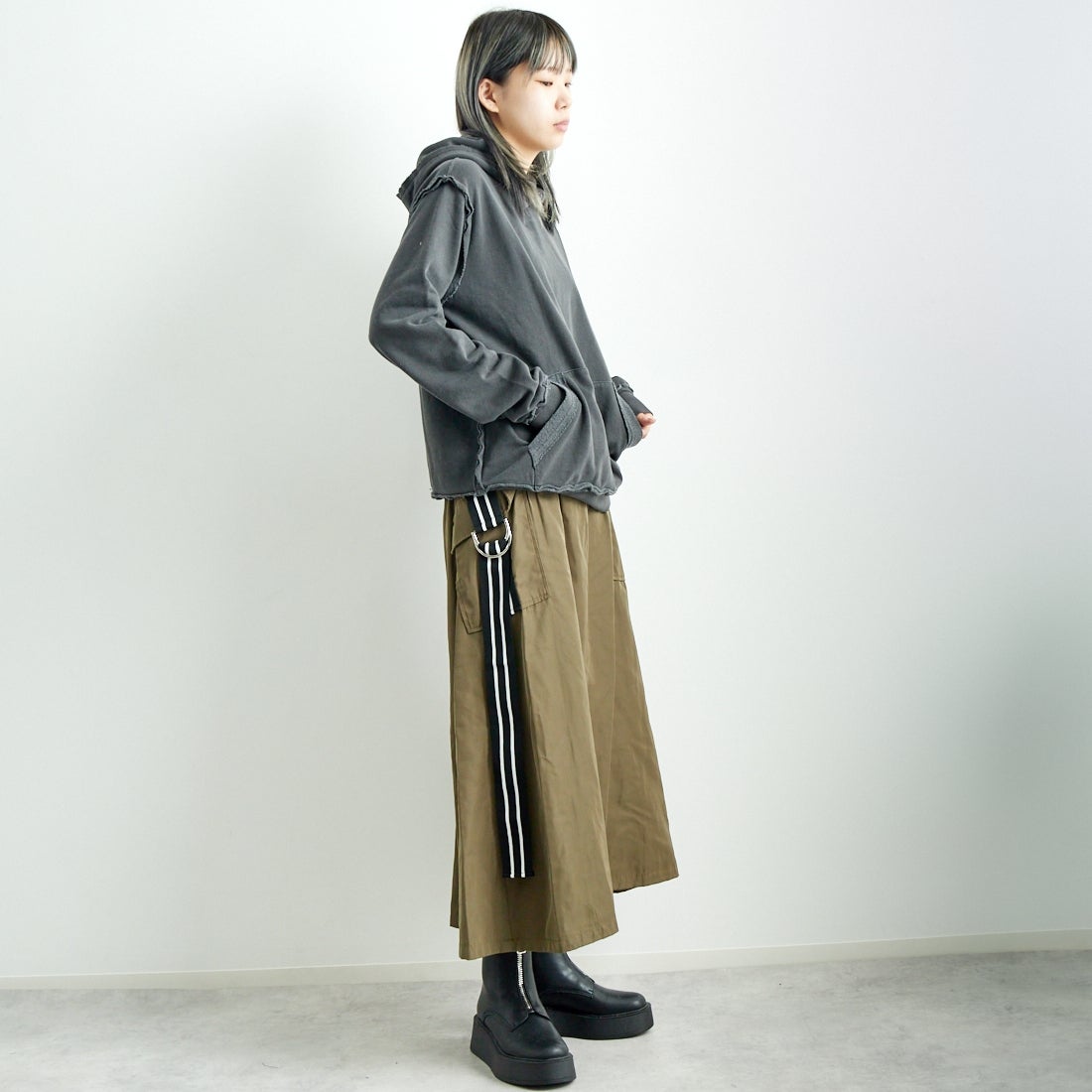 ONEITA [オニータ] 別注 インサイドアウト スウェットパーカー [2423-441IN-JF] CHARCOAL &&モデル身長：167cm 着用サイズ：S&&