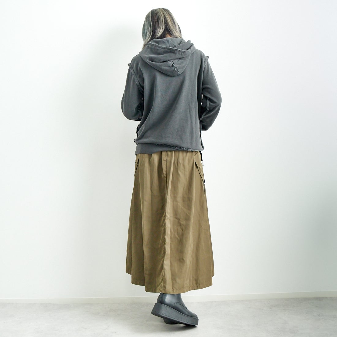 ONEITA [オニータ] 別注 インサイドアウト スウェットパーカー [2423-441IN-JF] CHARCOAL &&モデル身長：167cm 着用サイズ：S&&