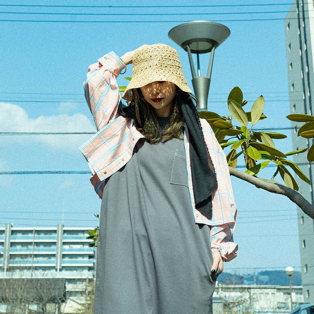 UNIVERSAL OVERALL [ユニバーサルオーバーオール] 別注 ショート丈 ビッグポケットシャツ [U2513158IN-JF] PINK CH &&モデル身長：150cm 着用サイズ：F&&