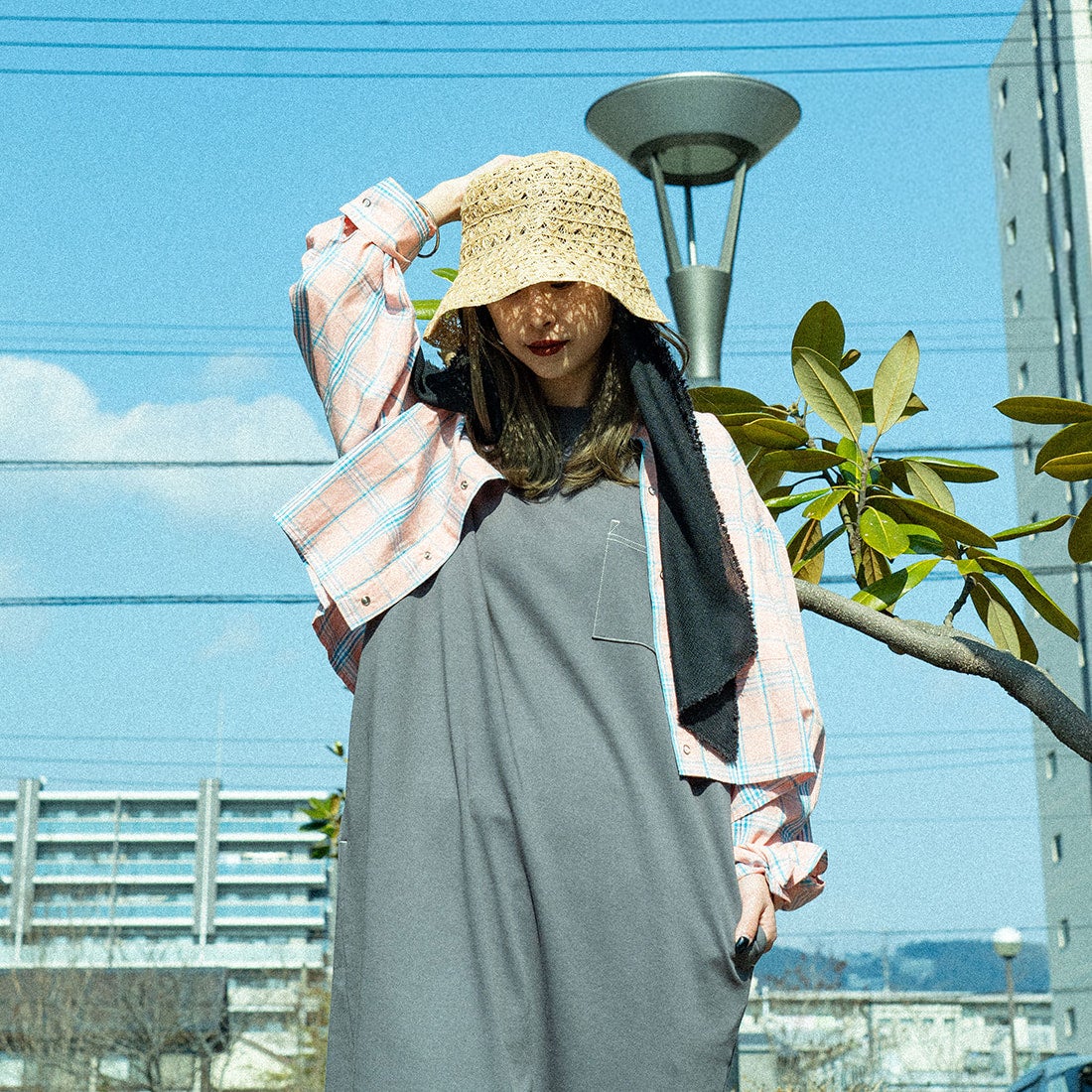 UNIVERSAL OVERALL [ユニバーサルオーバーオール] 別注 ショート丈 ビッグポケットシャツ [U2513158IN-JF] PINK CH &&モデル身長：150cm 着用サイズ：F&&