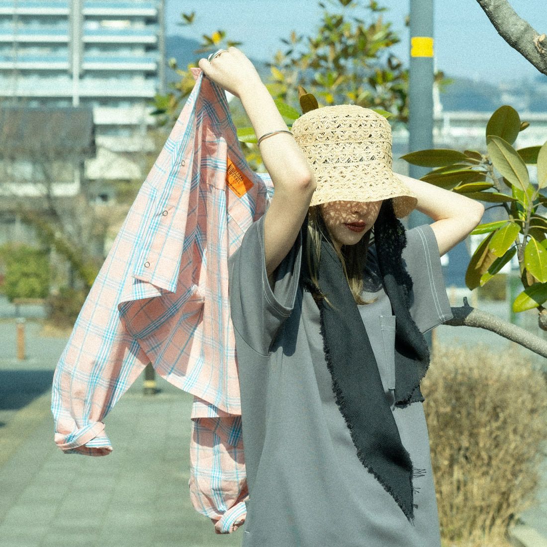 UNIVERSAL OVERALL [ユニバーサルオーバーオール] 別注 ショート丈 ビッグポケットシャツ [U2513158IN-JF] PINK CH &&モデル身長：150cm 着用サイズ：F&&