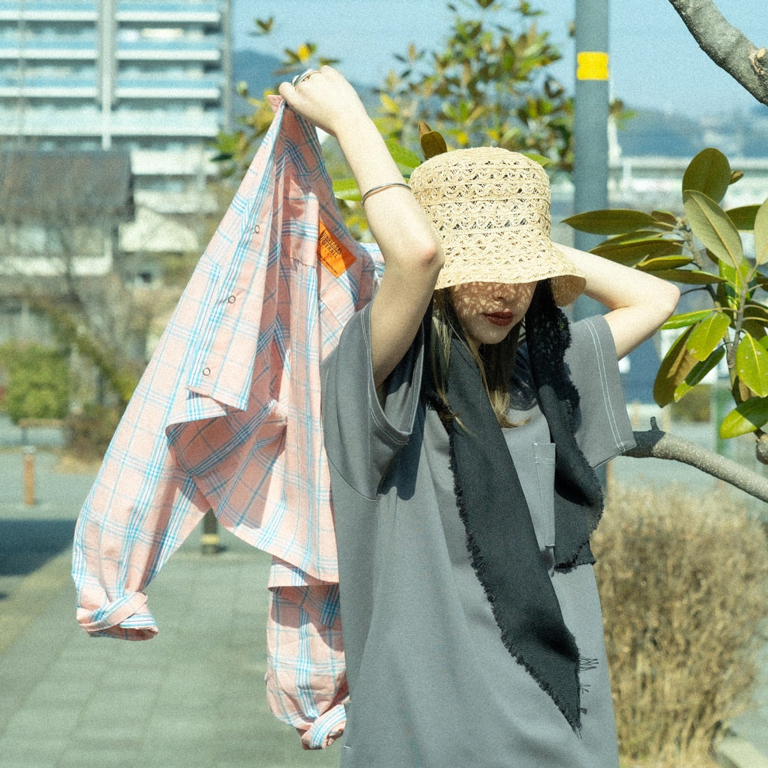 UNIVERSAL OVERALL [ユニバーサルオーバーオール] 別注 ショート丈 ビッグポケットシャツ [U2513158IN-JF] PINK CH &&モデル身長：150cm 着用サイズ：F&&