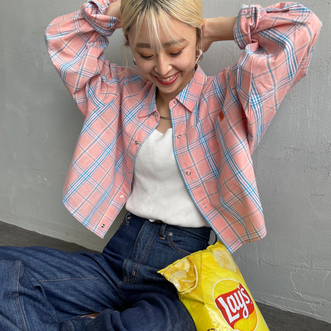 UNIVERSAL OVERALL [ユニバーサルオーバーオール] 別注 ショート丈 ビッグポケットシャツ [U2513158IN-JF] PINK CH &&モデル身長：150cm 着用サイズ：F&&