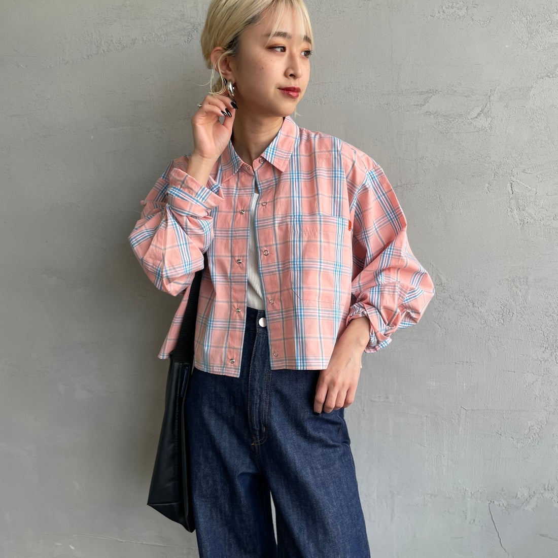 UNIVERSAL OVERALL [ユニバーサルオーバーオール] 別注 ショート丈 ビッグポケットシャツ [U2513158IN-JF] PINK CH &&モデル身長：150cm 着用サイズ：F&&