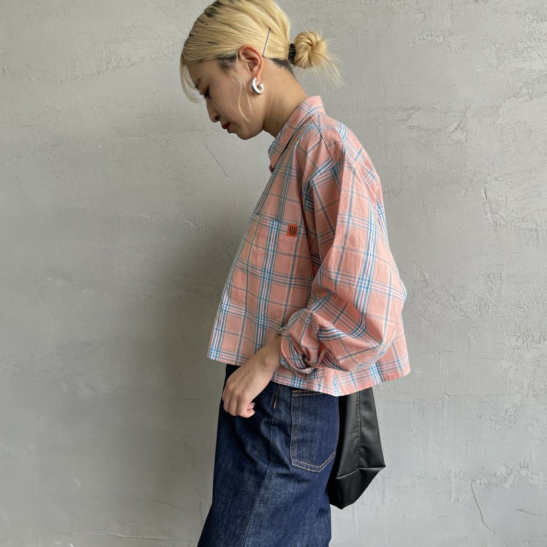 UNIVERSAL OVERALL [ユニバーサルオーバーオール] 別注 ショート丈 ビッグポケットシャツ [U2513158IN-JF] PINK CH &&モデル身長：150cm 着用サイズ：F&&