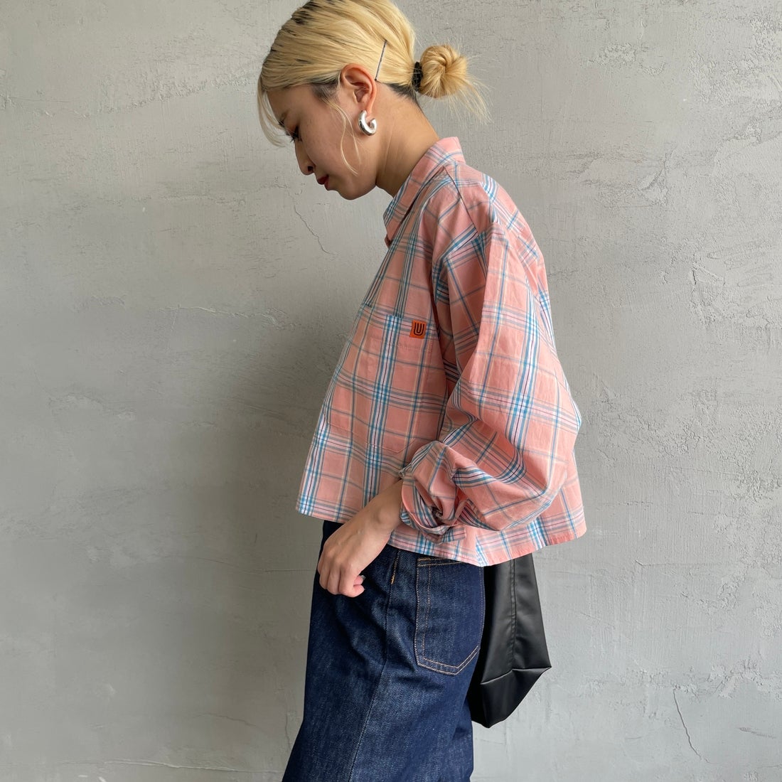 UNIVERSAL OVERALL [ユニバーサルオーバーオール] 別注 ショート丈 ビッグポケットシャツ [U2513158IN-JF] PINK CH &&モデル身長：150cm 着用サイズ：F&&