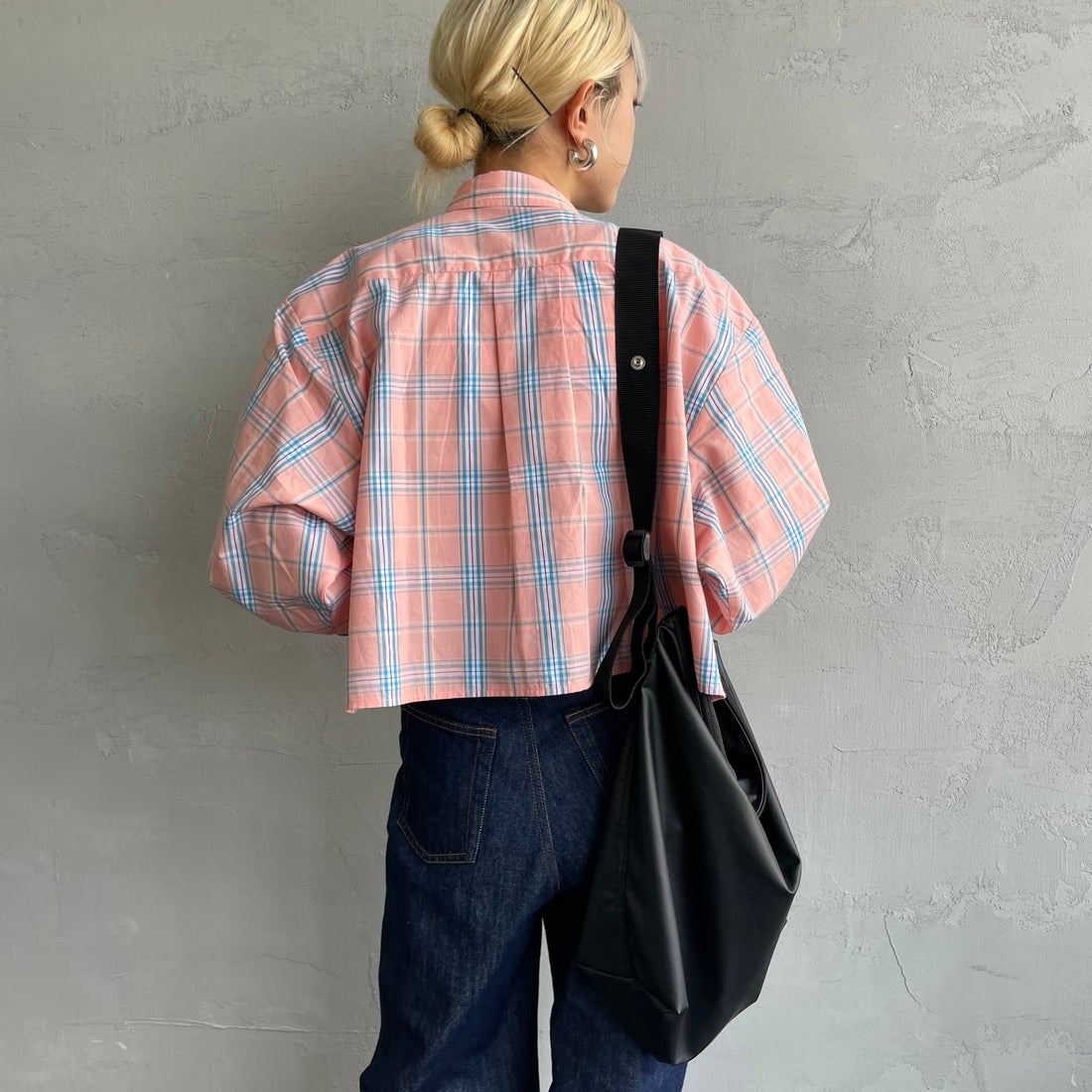 UNIVERSAL OVERALL [ユニバーサルオーバーオール] 別注 ショート丈 ビッグポケットシャツ [U2513158IN-JF] PINK CH &&モデル身長：150cm 着用サイズ：F&&