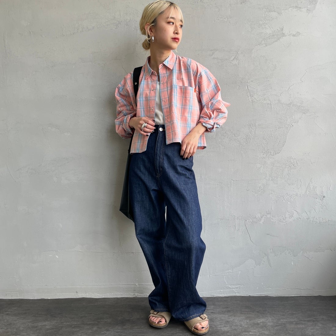 UNIVERSAL OVERALL [ユニバーサルオーバーオール] 別注 ショート丈 ビッグポケットシャツ [U2513158IN-JF] PINK CH &&モデル身長：150cm 着用サイズ：F&&