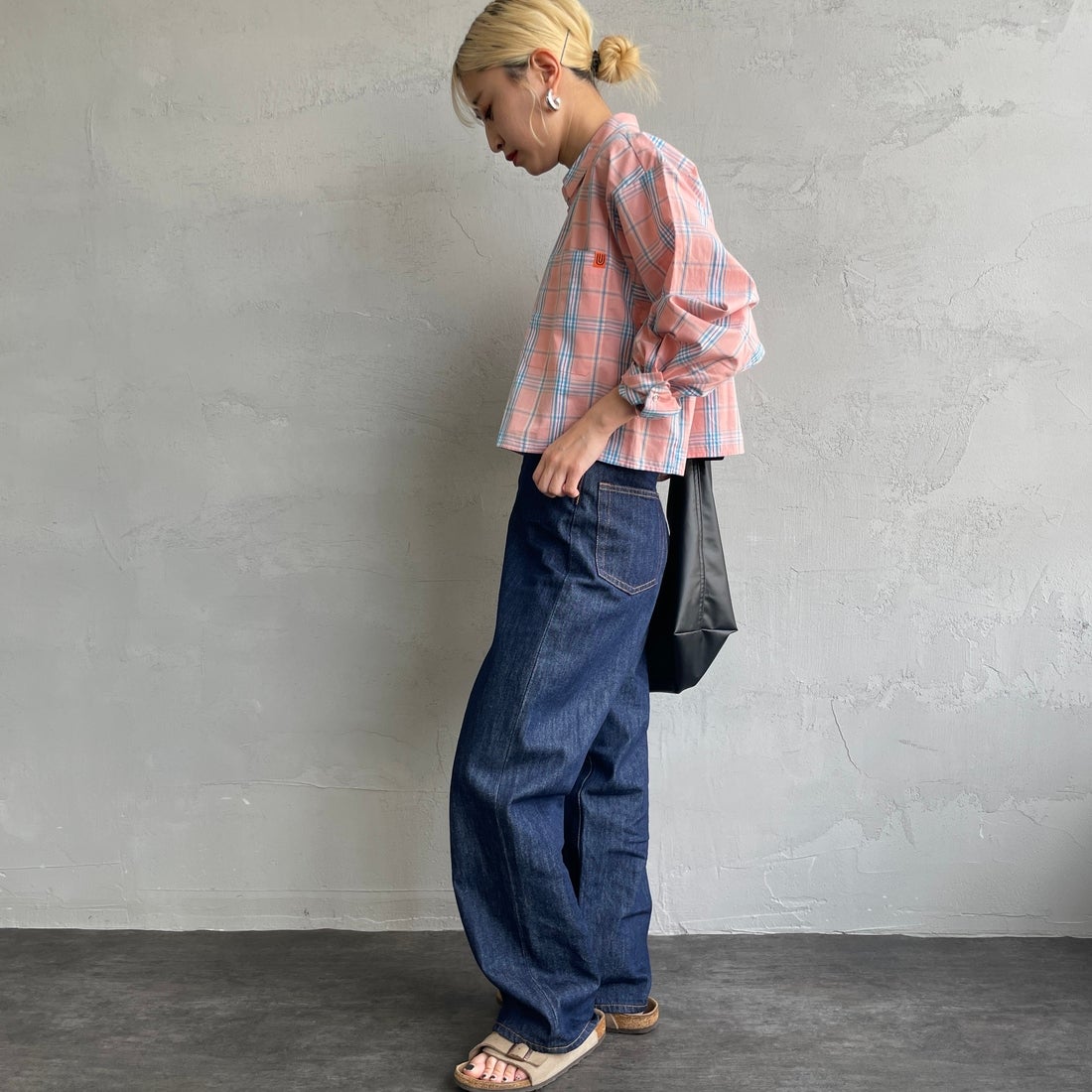 UNIVERSAL OVERALL [ユニバーサルオーバーオール] 別注 ショート丈 ビッグポケットシャツ [U2513158IN-JF] PINK CH &&モデル身長：150cm 着用サイズ：F&&