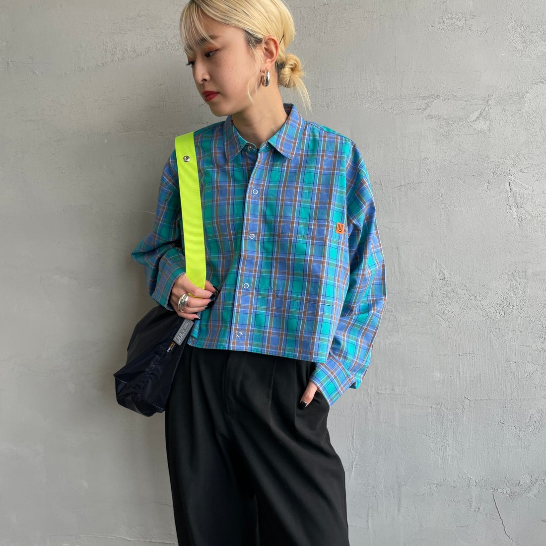 UNIVERSAL OVERALL [ユニバーサルオーバーオール] 別注 ショート丈 ビッグポケットシャツ [U2513158IN-JF] BLUE CH &&モデル身長：150cm 着用サイズ：F&&