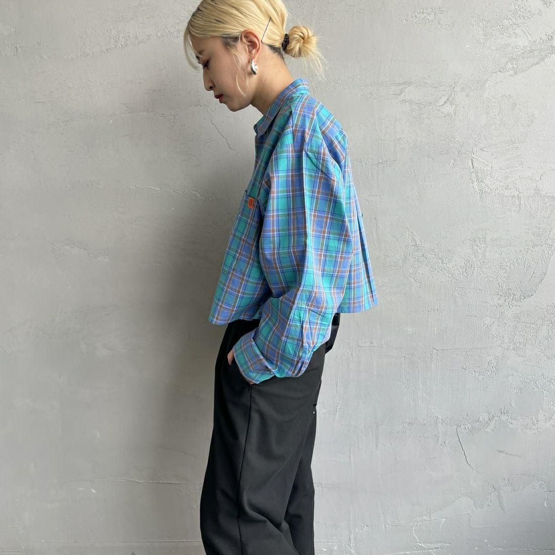 UNIVERSAL OVERALL [ユニバーサルオーバーオール] 別注 ショート丈 ビッグポケットシャツ [U2513158IN-JF] BLUE CH &&モデル身長：150cm 着用サイズ：F&&