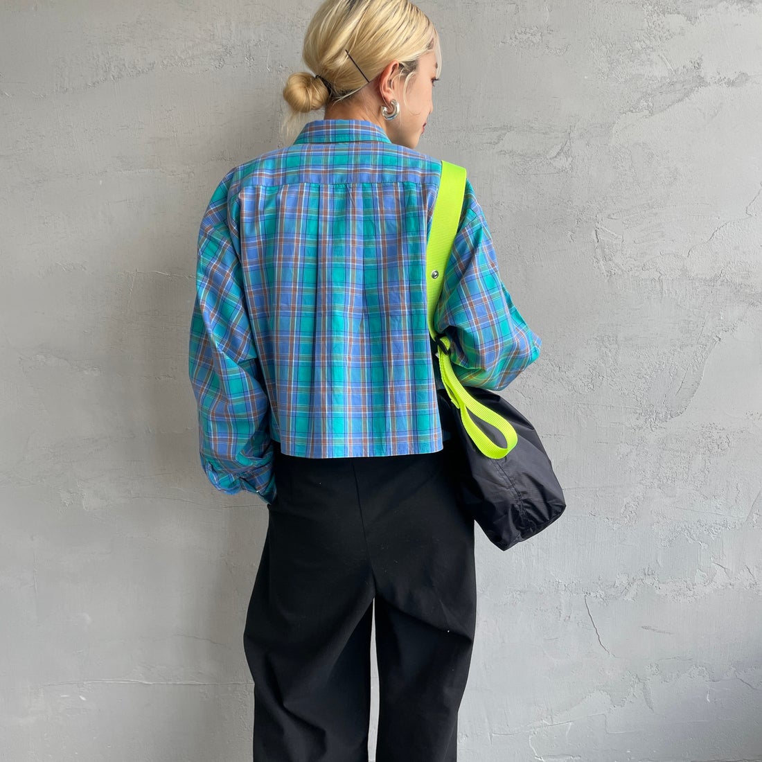 UNIVERSAL OVERALL [ユニバーサルオーバーオール] 別注 ショート丈 ビッグポケットシャツ [U2513158IN-JF] BLUE CH &&モデル身長：150cm 着用サイズ：F&&