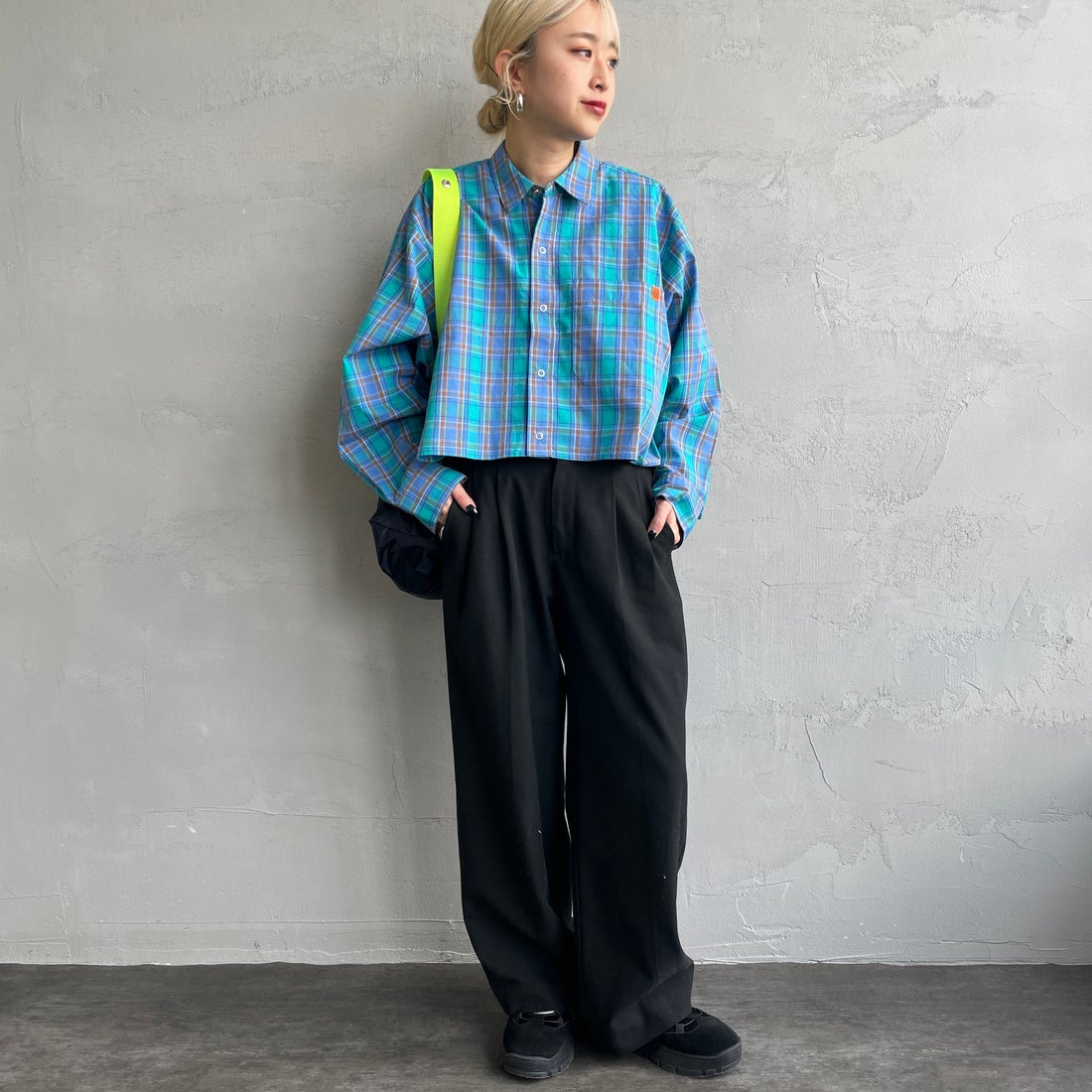 UNIVERSAL OVERALL [ユニバーサルオーバーオール] 別注 ショート丈 ビッグポケットシャツ [U2513158IN-JF] BLUE CH &&モデル身長：150cm 着用サイズ：F&&