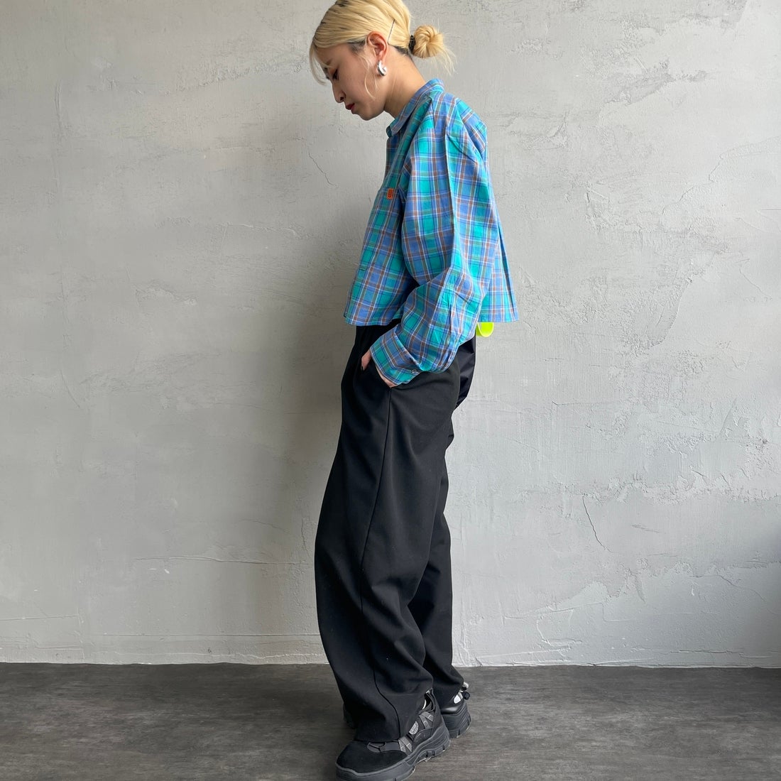 UNIVERSAL OVERALL [ユニバーサルオーバーオール] 別注 ショート丈 ビッグポケットシャツ [U2513158IN-JF] BLUE CH &&モデル身長：150cm 着用サイズ：F&&