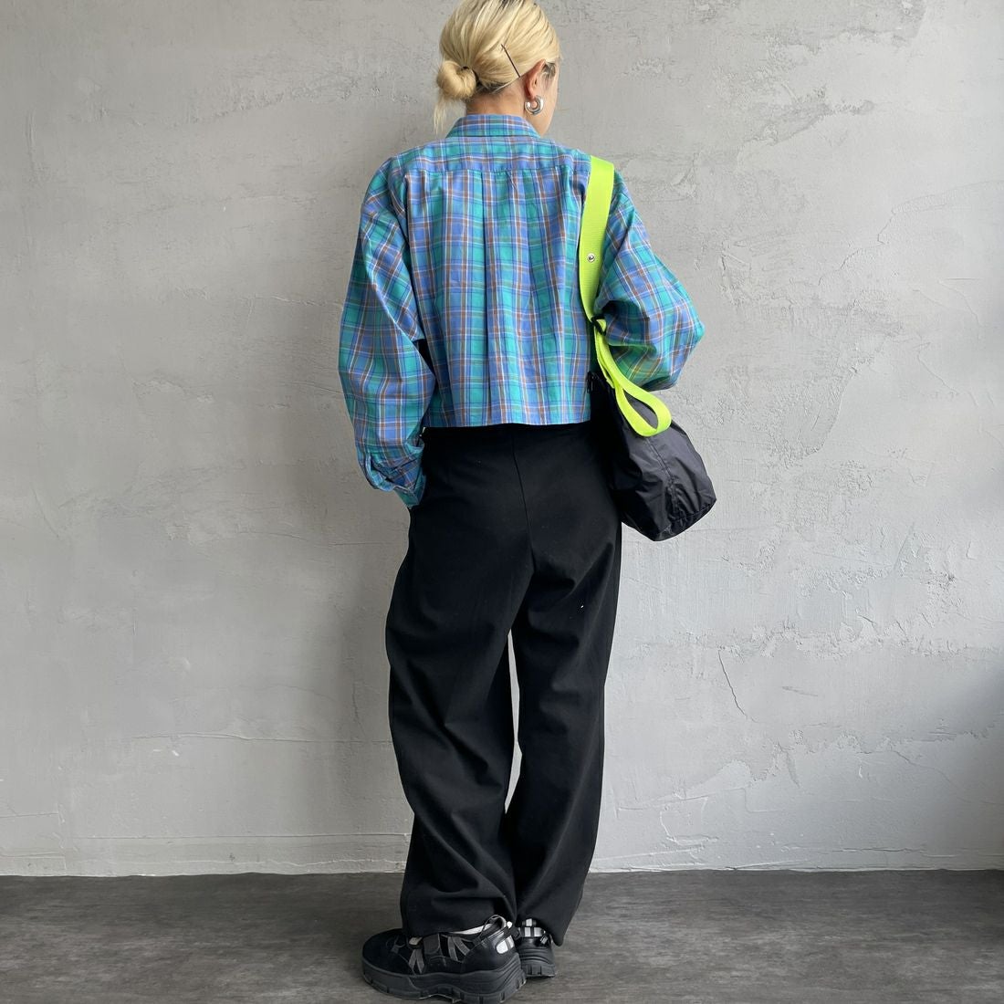 UNIVERSAL OVERALL [ユニバーサルオーバーオール] 別注 ショート丈 ビッグポケットシャツ [U2513158IN-JF] BLUE CH &&モデル身長：150cm 着用サイズ：F&&