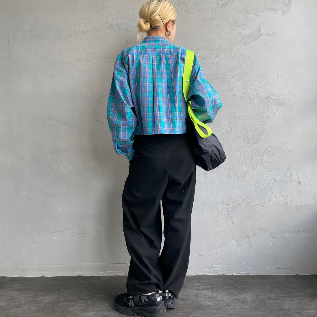 UNIVERSAL OVERALL [ユニバーサルオーバーオール] 別注 ショート丈 ビッグポケットシャツ [U2513158IN-JF] BLUE CH &&モデル身長：150cm 着用サイズ：F&&