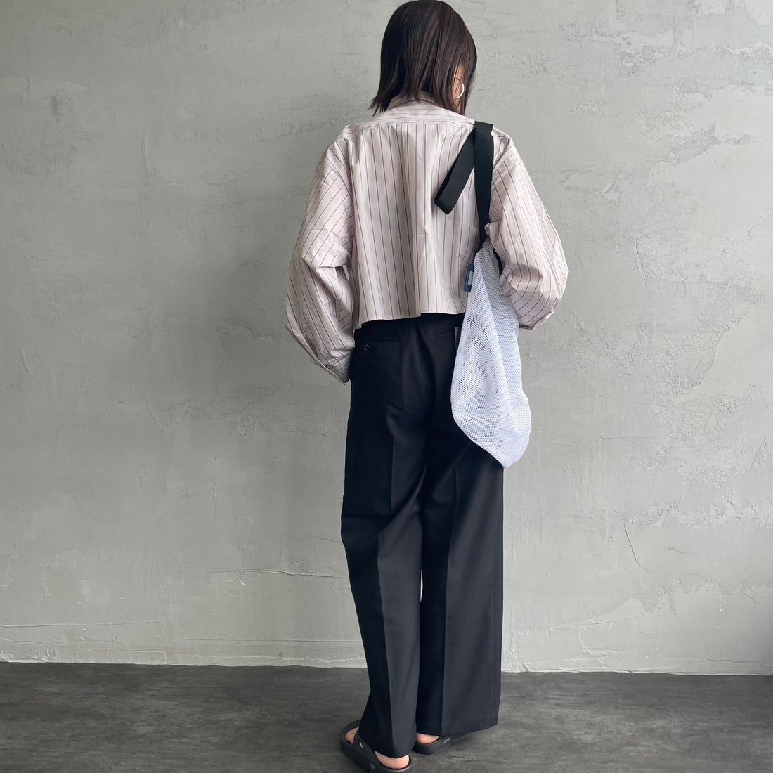 UNIVERSAL OVERALL [ユニバーサルオーバーオール] 別注 ショート丈 ビッグポケットシャツ [U2513158IN-JF] BEIGE ST &&モデル身長：159cm 着用サイズ：F&&