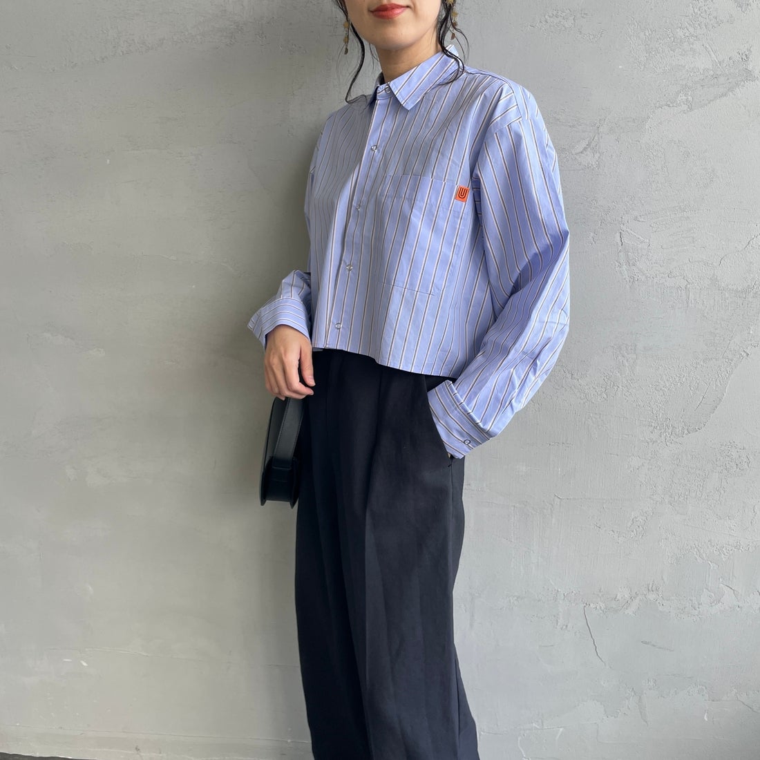 UNIVERSAL OVERALL [ユニバーサルオーバーオール] 別注 ショート丈 ビッグポケットシャツ [U2513158IN-JF] BLUE ST &&モデル身長：160cm 着用サイズ：F&&