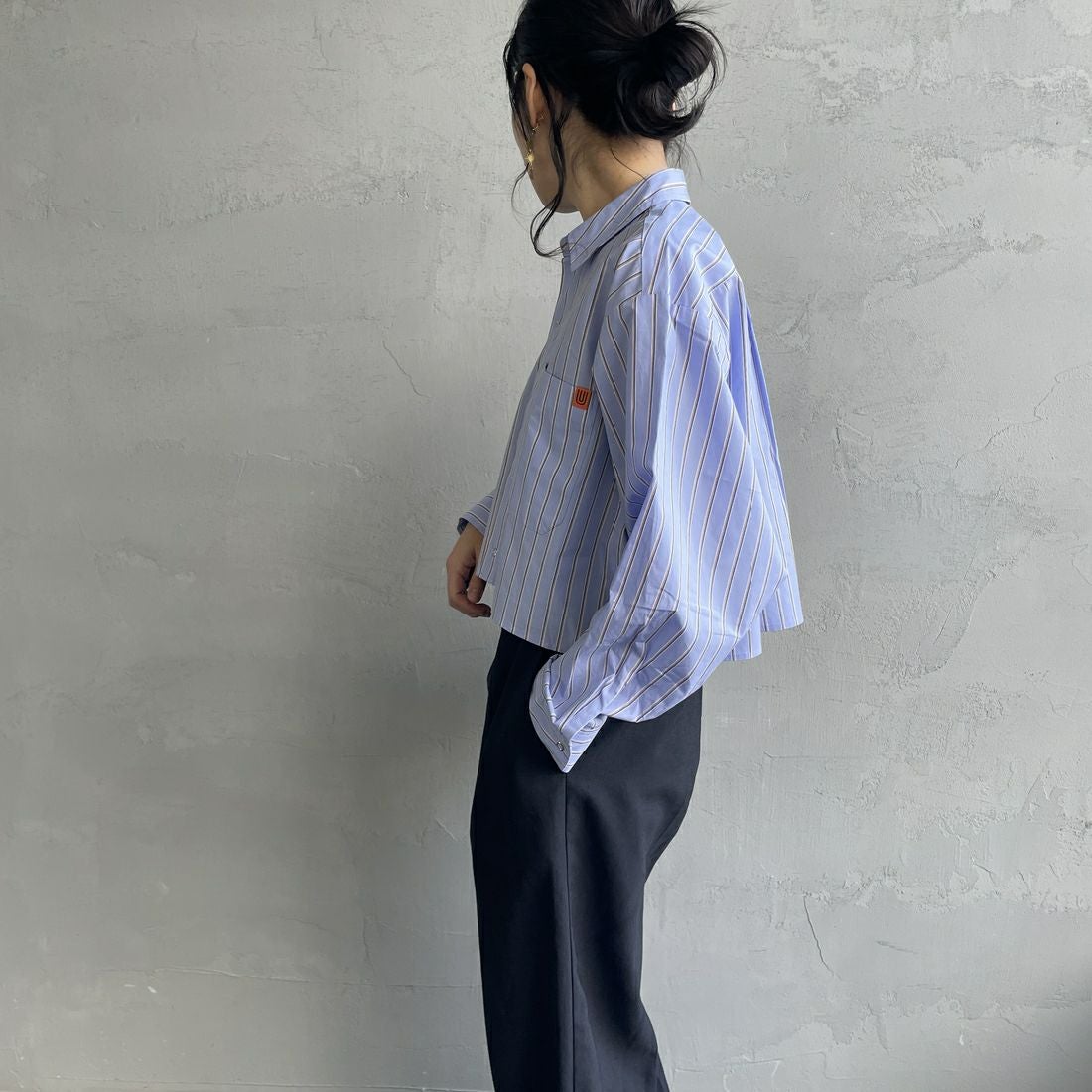 UNIVERSAL OVERALL [ユニバーサルオーバーオール] 別注 ショート丈 ビッグポケットシャツ [U2513158IN-JF] BLUE ST &&モデル身長：160cm 着用サイズ：F&&