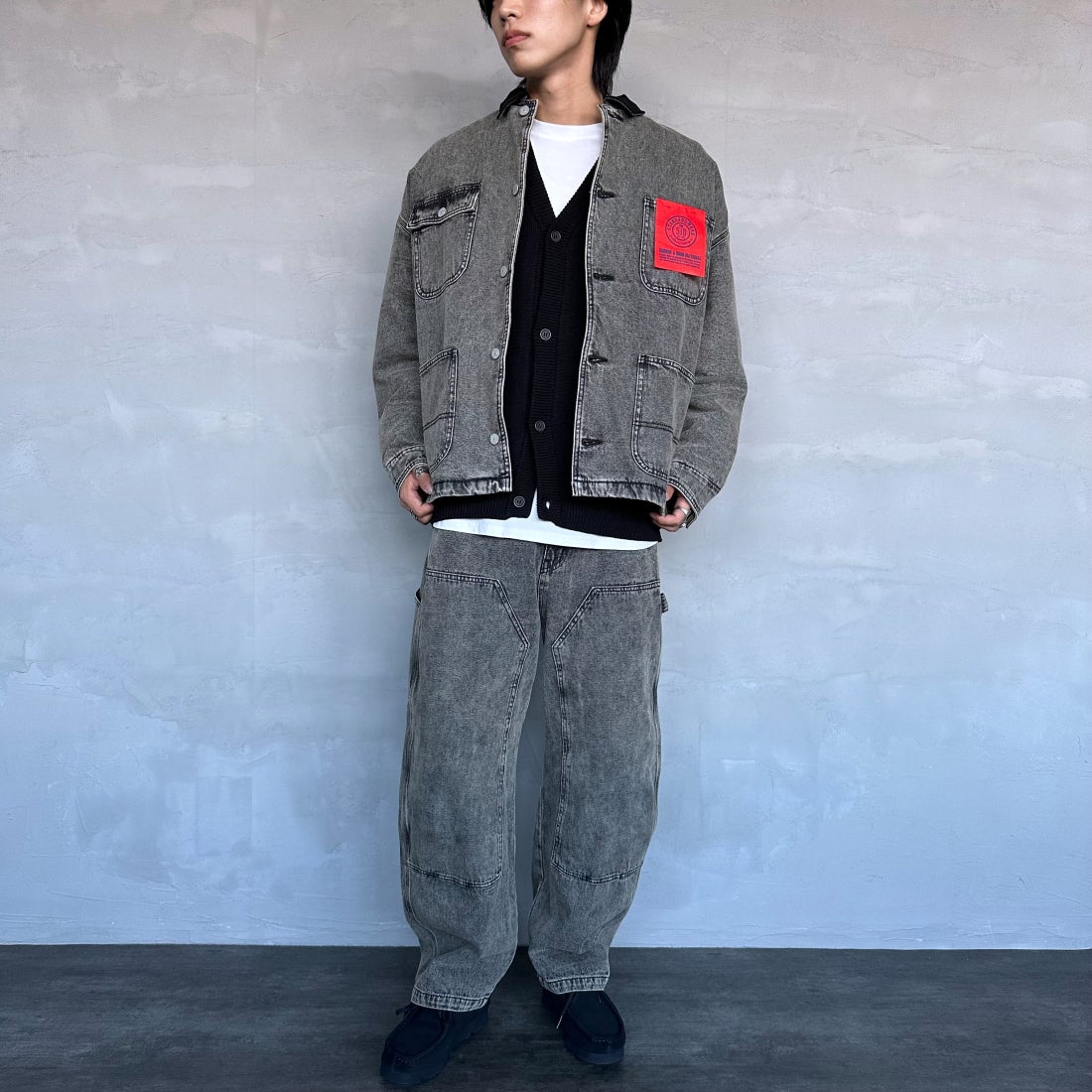 Jeans Factory Clothes [ジーンズファクトリークローズ] STANDARD ダブルニーカーブペインターパンツ [JFC-243-066] T.ACID BLK &&モデル身長：179cm 着用サイズ：L&&