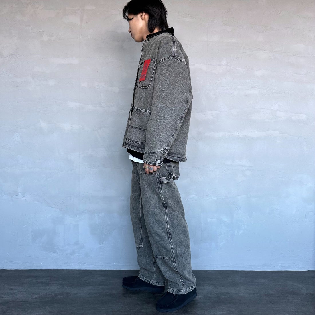 Jeans Factory Clothes [ジーンズファクトリークローズ] STANDARD ダブルニーカーブペインターパンツ [JFC-243-066] T.ACID BLK &&モデル身長：179cm 着用サイズ：L&&