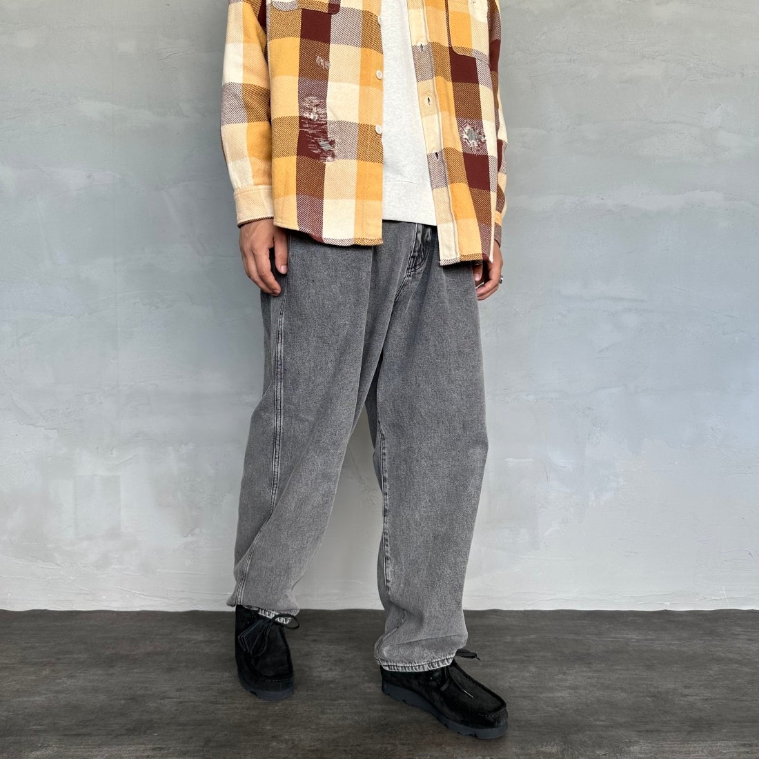 Noir Fabrik [ヌワールファブリック] バギーイージーデニムパンツ [NF-243-063] ACID BLK&&モデル身長：179cm 着用サイズ：L&&