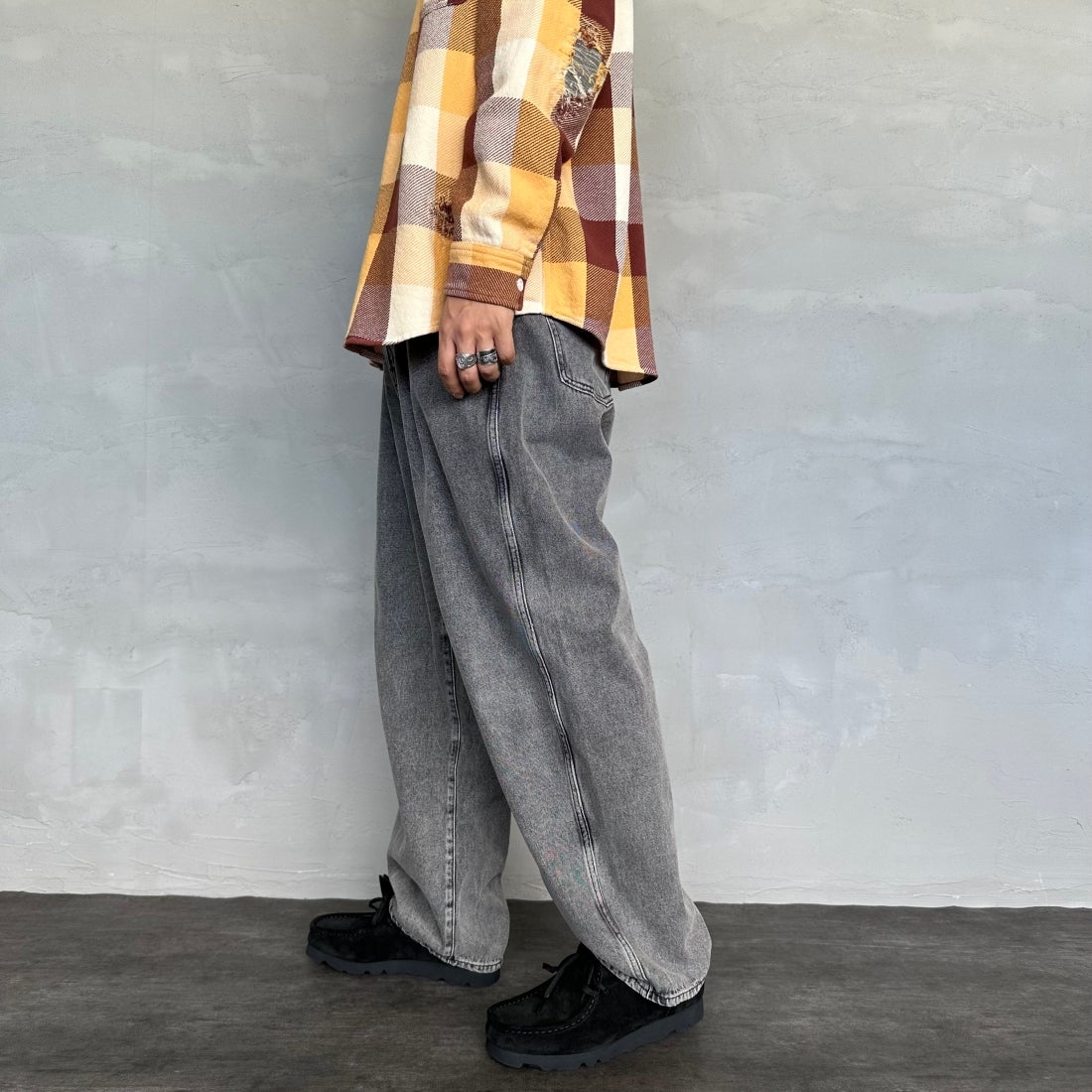 Noir Fabrik [ヌワールファブリック] バギーイージーデニムパンツ [NF-243-063] ACID BLK&&モデル身長：179cm 着用サイズ：L&&