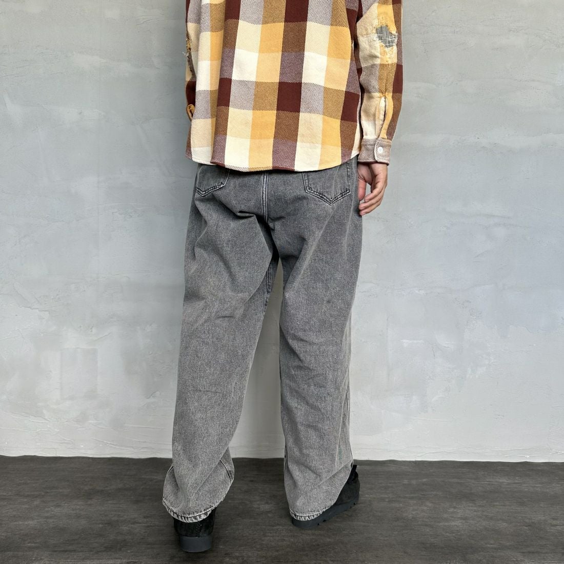 Noir Fabrik [ヌワールファブリック] バギーイージーデニムパンツ [NF-243-063] ACID BLK&&モデル身長：179cm 着用サイズ：L&&