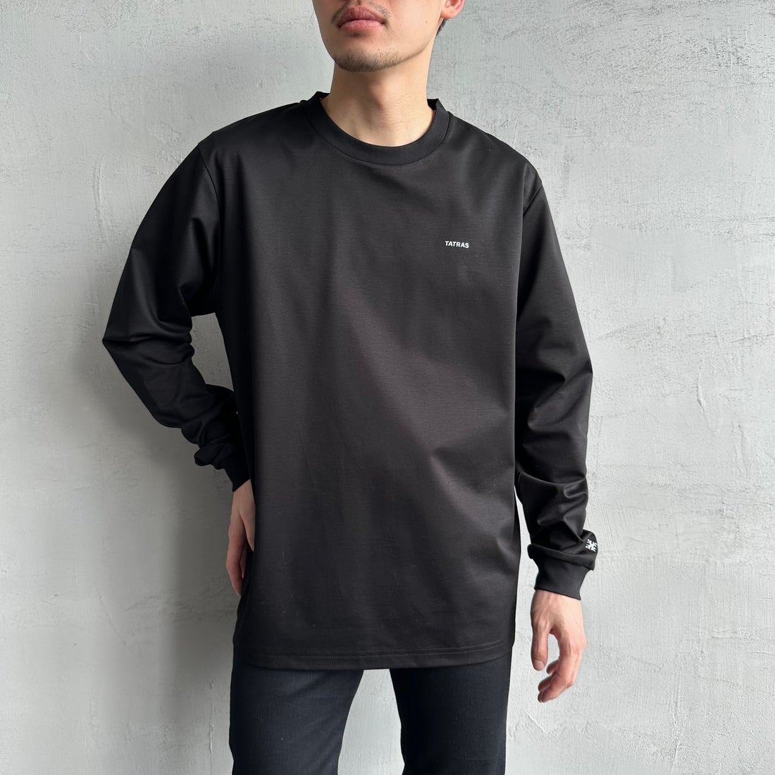 TATRAS [タトラス] SICADO ロングスリーブTシャツ [MTAT25S8196-M] BLACK &&モデル身長：168cm 着用サイズ：2&&