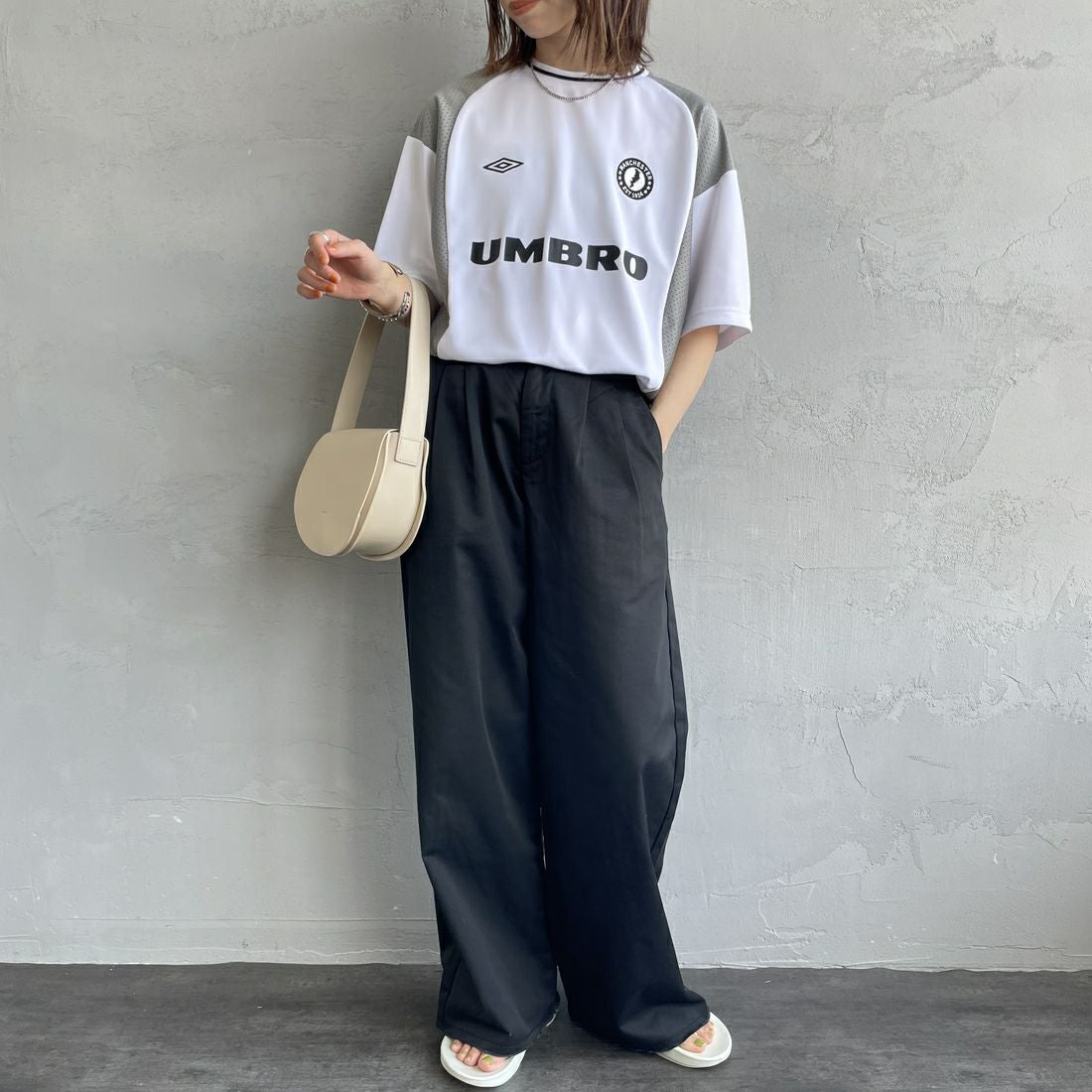 UMBRO [アンブロ] 別注 メッシュ切替 ゲームTシャツ [KBT101-NK-02-JF] WHITE &&モデル身長：158cm 着用サイズ：S&&