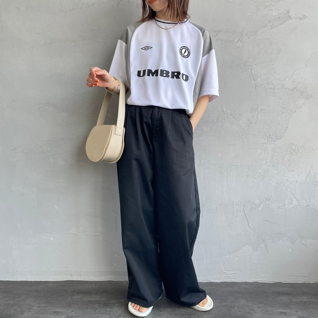 UMBRO [アンブロ] 別注 メッシュ切替 ゲームTシャツ [KBT101-NK-02-JF] WHITE &&モデル身長：158cm 着用サイズ：S&&