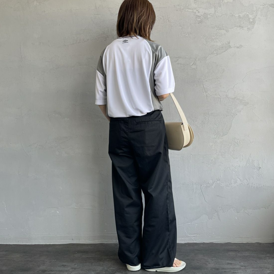 UMBRO [アンブロ] 別注 メッシュ切替 ゲームTシャツ [KBT101-NK-02-JF] WHITE &&モデル身長：158cm 着用サイズ：S&&