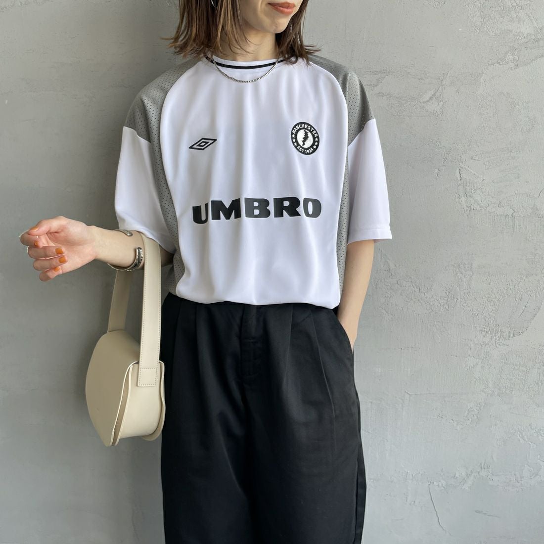 UMBRO [アンブロ] 別注 メッシュ切替 ゲームTシャツ [KBT101-NK-02-JF] WHITE &&モデル身長：158cm 着用サイズ：S&&