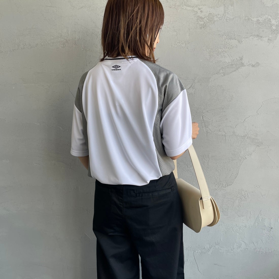 UMBRO [アンブロ] 別注 メッシュ切替 ゲームTシャツ [KBT101-NK-02-JF] WHITE &&モデル身長：158cm 着用サイズ：S&&