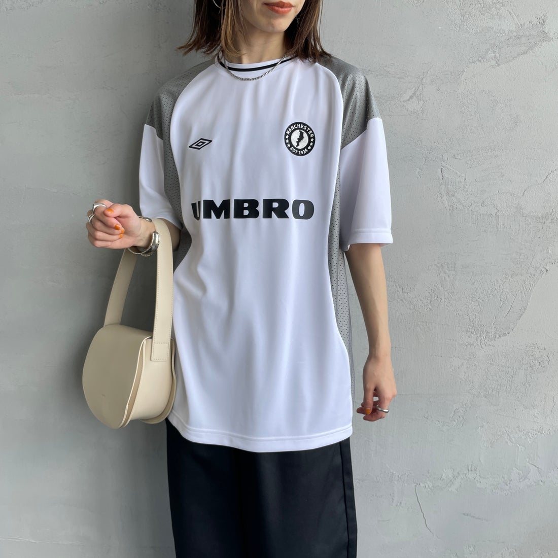 UMBRO [アンブロ] 別注 メッシュ切替 ゲームTシャツ [KBT101-NK-02-JF] WHITE &&モデル身長：158cm 着用サイズ：S&&