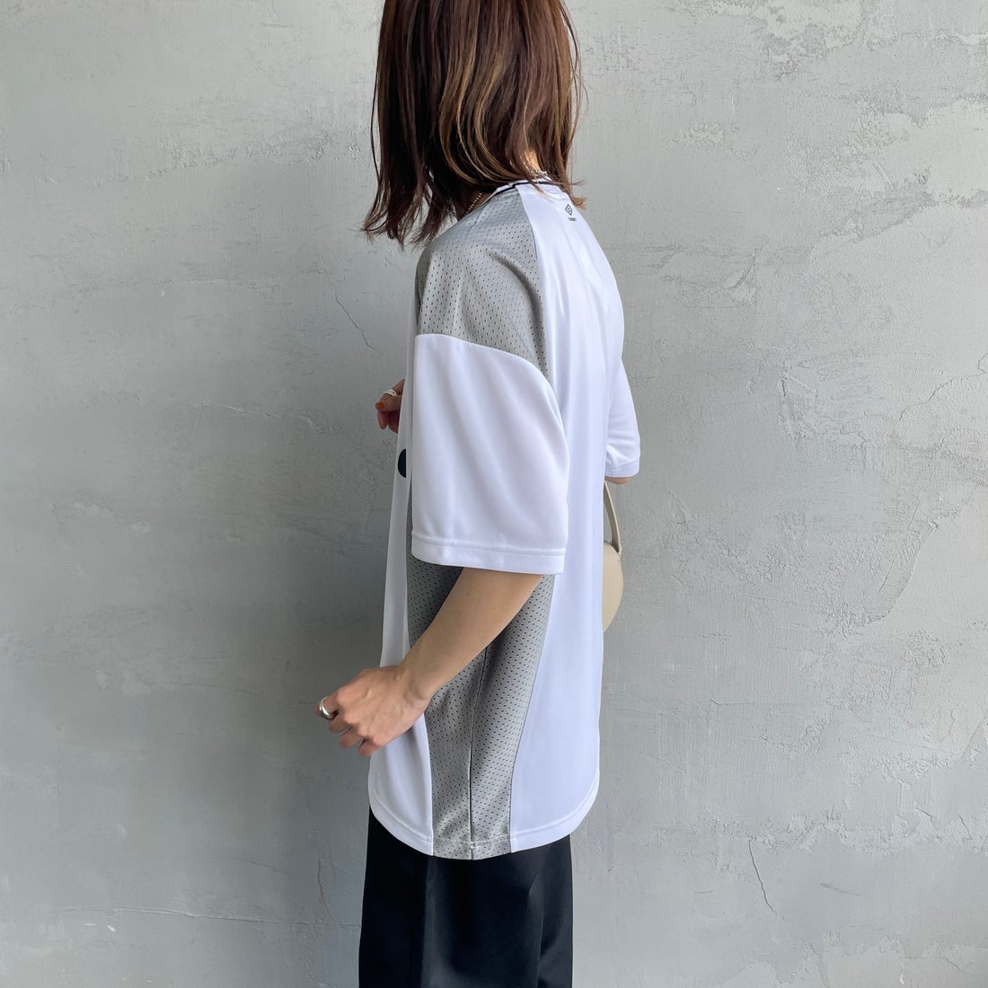 UMBRO [アンブロ] 別注 メッシュ切替 ゲームTシャツ [KBT101-NK-02-JF] WHITE &&モデル身長：158cm 着用サイズ：S&&