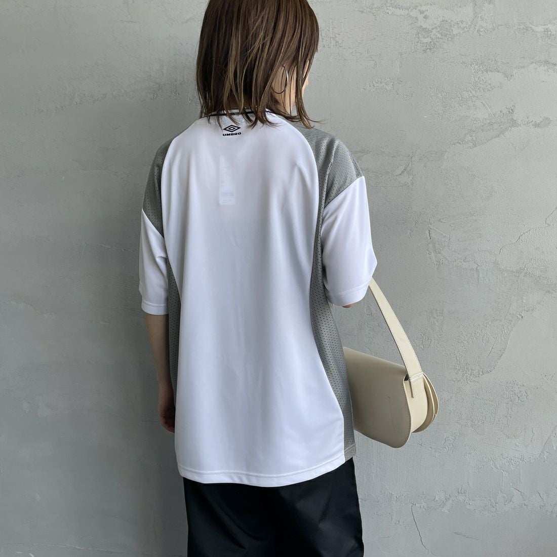 UMBRO [アンブロ] 別注 メッシュ切替 ゲームTシャツ [KBT101-NK-02-JF] WHITE &&モデル身長：158cm 着用サイズ：S&&
