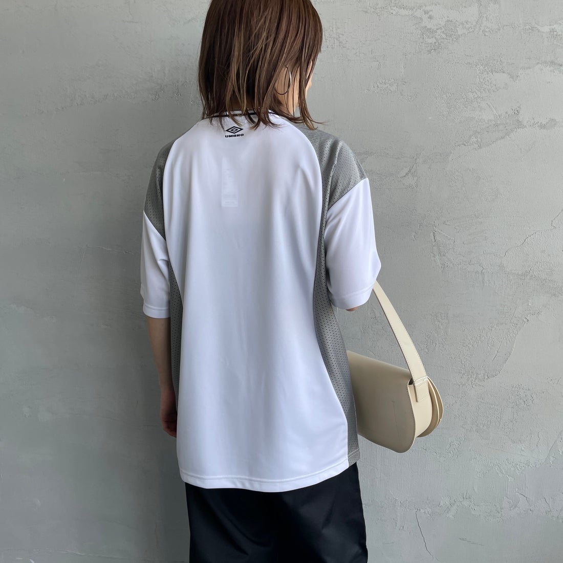 UMBRO [アンブロ] 別注 メッシュ切替 ゲームTシャツ [KBT101-NK-02-JF] WHITE &&モデル身長：158cm 着用サイズ：S&&